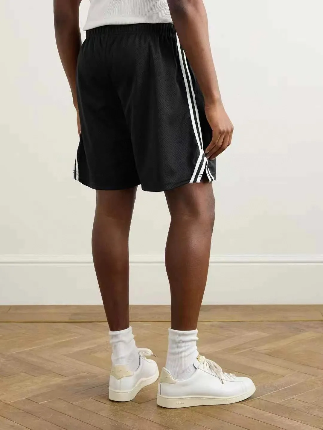 GALLERY DEPT. VENICE COURT SHORTS English mesh shorts Logo webbing wide-leg basketball shorts Black and white S-XL Original molding Loose wide-leg version American boys' first choice Breathable mesh fabric Superimposed soft material inside Comfortable and easy to match Custom-woven original consistent webbing/main mark/component wash mark Details are enlarged to follow
